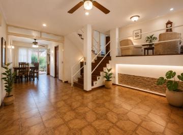 Casa · 206m² · 6 Ambientes · 2 Cocheras · Casa en Venta de Tres Dorm. - La Plata