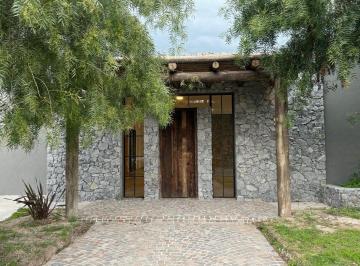 Casa · 150m² · 4 Ambientes · 2 Cocheras · Casa en Alquiler 4 Ambientes San Matías Escobar