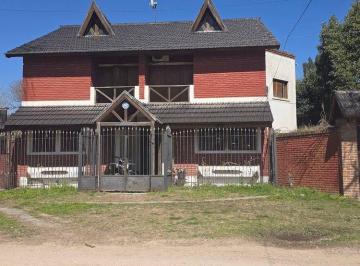 Casa · 386m² · 6 Ambientes · Casa Quincho y Pileta en Barrio El Trebol