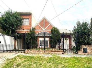 Casa · 220m² · 5 Ambientes · 2 Cocheras · Venta Chalet de Dos Plantas en Adrogue