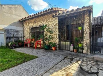 Casa · 85m² · 4 Ambientes · 2 Cocheras · Casa con 2/3 Dorm. + Fondo + Quincho + Local y Cochera
