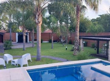Casa · 183m² · 4 Ambientes · 2 Cocheras · Venta de Casa con Hermoso Parque Pileta Quincho