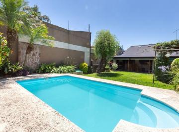 Casa · 190m² · 5 Ambientes · 1 Cochera · Venta Casa 5 Amb C/parque/pileta/cochera - Permuta