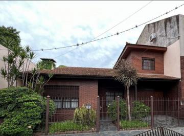 Casa · 180m² · 6 Ambientes · 1 Cochera · Chalet 2 Plantas 6 Amb 3 Baños Cochera Fondo Libre