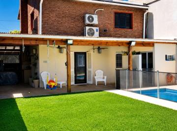 Casa · 180m² · 4 Ambientes · 1 Cochera · Casa en Venta Gonnet 3 Dorm. y Pileta