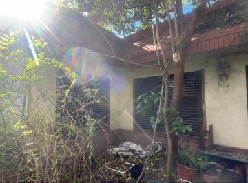 Casa · 90ha · 4 Ambientes · 1 Cochera · Venta Casa con Local – Remedios de Escalada, Lanús