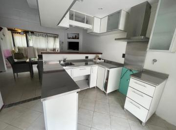 Casa · 320m² · 5 Ambientes · 3 Cocheras · Casa en Lanús