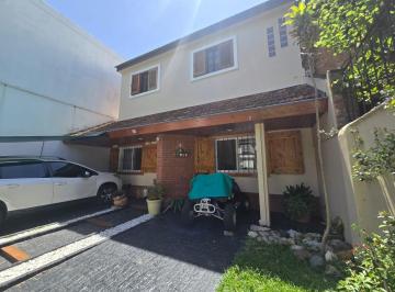 Casa · 142m² · 6 Ambientes · 2 Cocheras · Venta - Casa en Florida - 6 Ambientes - Excelente