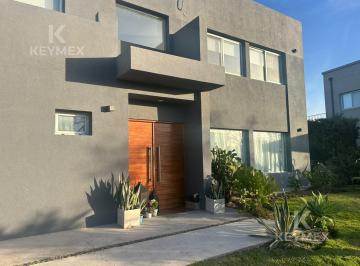 Casa · 191m² · 4 Ambientes · 2 Cocheras · Casa en Venta - 4 Ambientes - Canton
