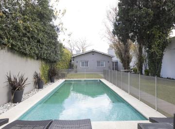Casa · 223m² · 3 Dormitorios · 3 Cocheras · Casa de Categoría en 1 Planta | con Gran Fondo, Pscina y Quincho | Av Espora Al 1100, Adrogué
