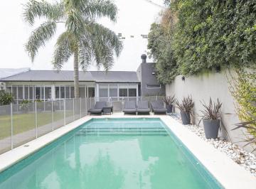Casa · 223m² · 3 Dormitorios · 3 Cocheras · Casa de Categoría en 1 Planta | con Gran Fondo, Pscina y Quincho | Av Espora Al 1100, Adrogué