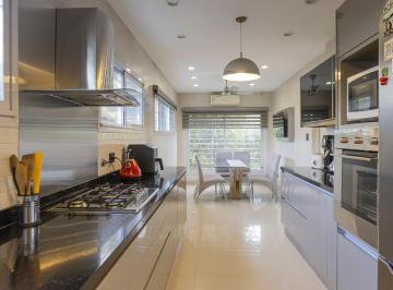 Casa · 223m² · 3 Dormitorios · 3 Cocheras · Casa de Categoría en 1 Planta | con Gran Fondo, Pscina y Quincho | Av Espora Al 1100, Adrogué