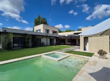 Casa · 230m² · 7 Ambientes · 2 Cocheras · Casa en Haras Santa Maria