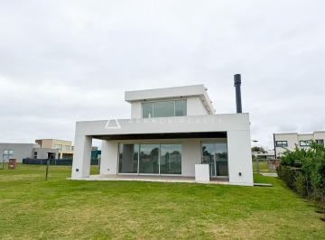 Casa · 163m² · 4 Ambientes · 2 Cocheras · Casa en Venta Barrio Santa Lucía Pilar del Este