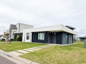 Casa · 137m² · 4 Ambientes · 2 Cocheras · Casa en Venta Barrio Santa Lucía Pilar del Este