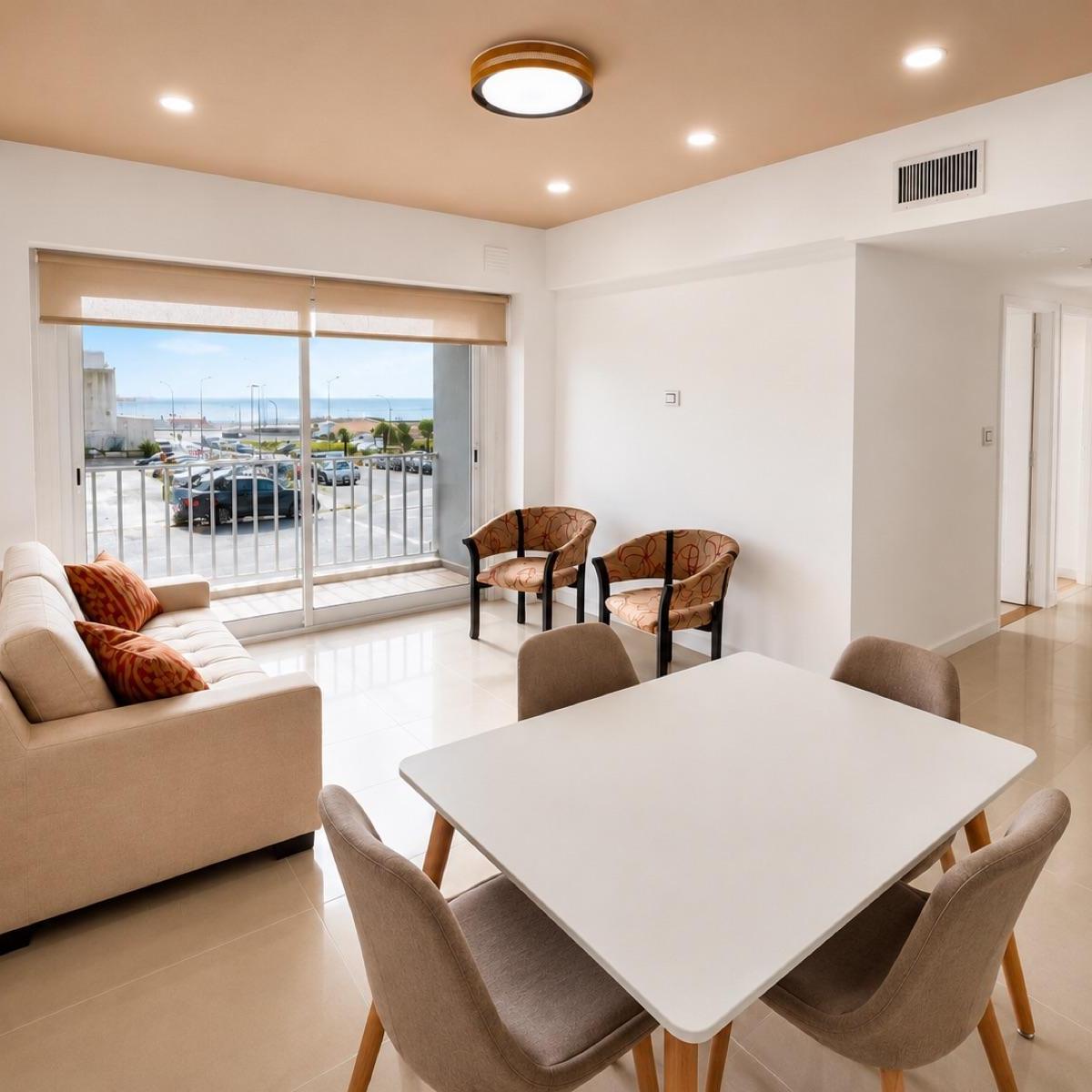 Departamento de 3 ambientes a la calle con balcón y vista al mar