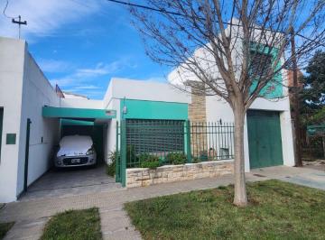 Casa de 5 ambientes, Bahía Blanca · Casa en Venta con 200 m² y 4 Dorm.