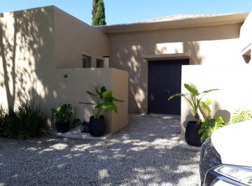 Casa · 220m² · 5 Ambientes · Casa de 5 Ambientes en Venta Pilar Ayres de Pilar