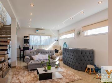 Casa · 70m² · 2 Ambientes · 1 Cochera · Casa en Venta - 1 Dormitorio 1 Baño - Cochera - 70 m² - Ringuelet, La Plata