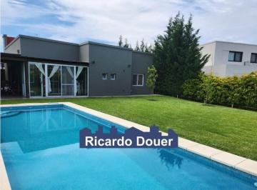 Casa · 180m² · 4 Ambientes · 1 Cochera · Casa en Alquiler de Verano /vacaciones o Anual, con Pileta en El Cantón.