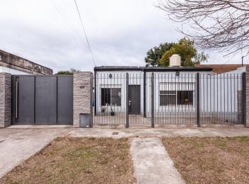 Casa · 90m² · 3 Ambientes · 2 Cocheras · Casa 3 Amb Lote Propio con 2 Cocheras y Parque