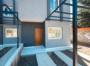 Casa · 110m² · 5 Ambientes · 2 Cocheras · Housing - Duplex en Venta de 2 Dorm. - Villa Allende