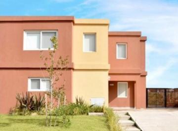 Casa · 100m² · 4 Ambientes · 2 Cocheras · Casa en Casas de Santa Ana