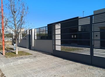 Casa · 308m² · 4 Ambientes · 2 Cocheras · Venta Casa 3 Dorm., Cipolletti, Rio Negro