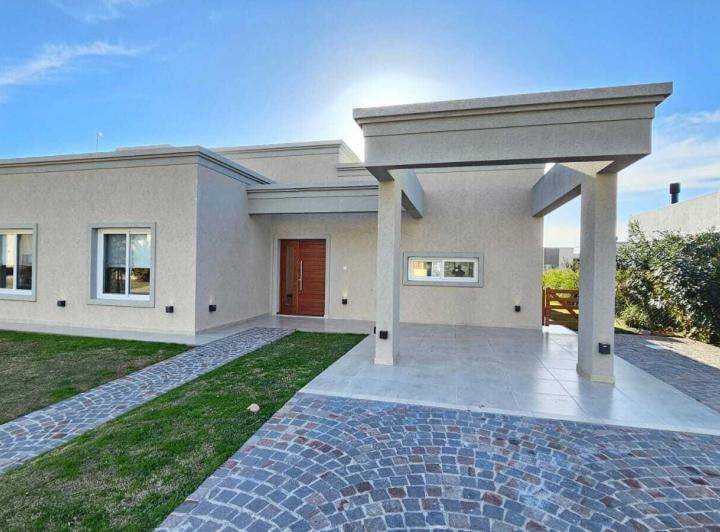 Casa · 126m² · 4 Ambientes · 2 Cocheras