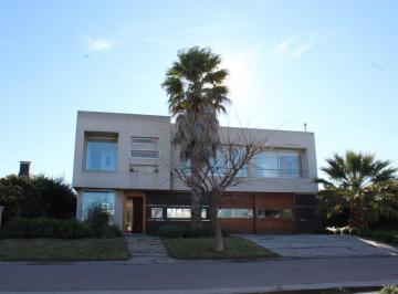 Casa · 300m² · 4 Dormitorios · 1 Cochera · Casa en Bahia Blanca