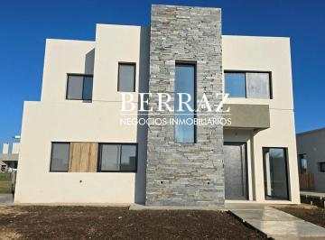 Casa · 170m² · 5 Ambientes · 1 Cochera · Casa Venta 4 Dorm. Barrio Santa Elisa Lote de 557 m² Pilar del Este, Zona Norte