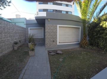 Casa · 3 Ambientes · 1 Cochera · Alquiler Casa 2 Dorm - Amplio Jardin