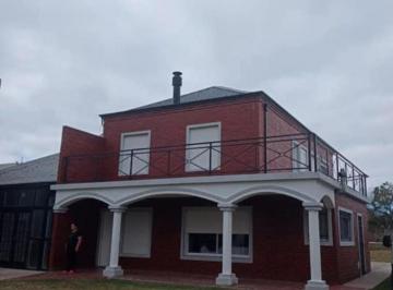Casa · 248m² · 5 Ambientes · Casa en Venta - 4 Dorm. 3 Baños - Bahía Blanca