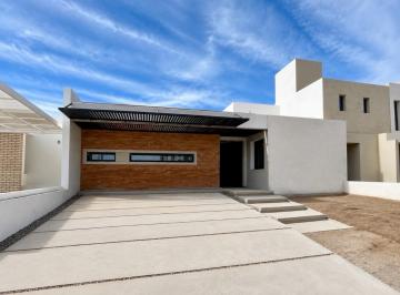 Casa · 162m² · 4 Ambientes · 3 Cocheras · Rincones de Manantiales - Casa en Venta en Una Planta - Tres Dorm. Galería y Patio