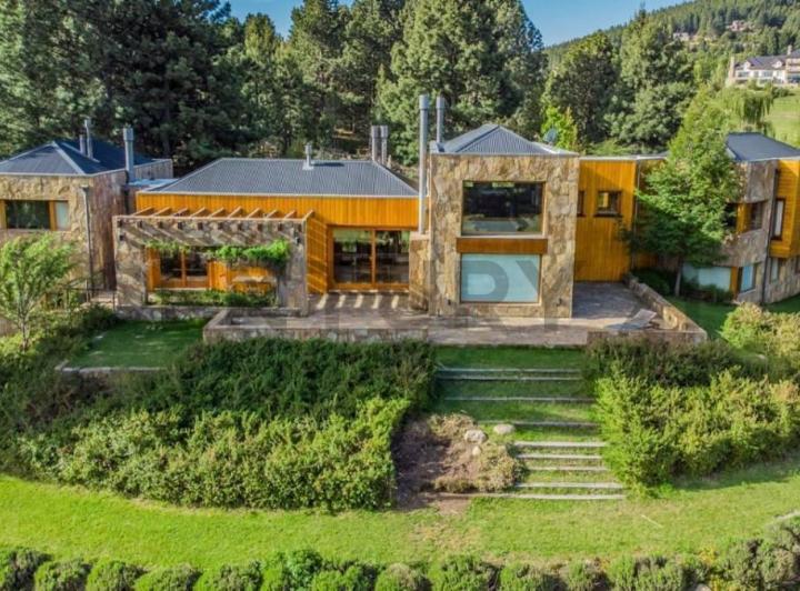 Casa · 547m² · 7 Ambientes · 3 Cocheras