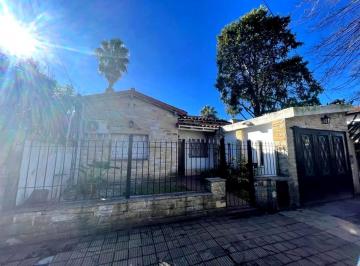 Casa · 118m² · 3 Ambientes · 1 Cochera · En Venta Clasico Chalet 3 Ambientes con Parque, Castelar Norte!