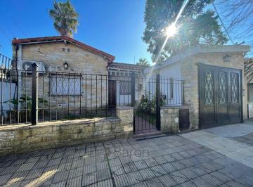 Casa · 118m² · 3 Ambientes · 1 Cochera · En Venta Clásico Chalet 3 Ambientes con Parque, Castelar Norte!
