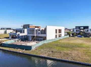 Casa · 660m² · 8 Ambientes · 2 Cocheras · Casa a La Venta Al Lago en Los Puentes Nordelta a Estrenar. Entrega 2026