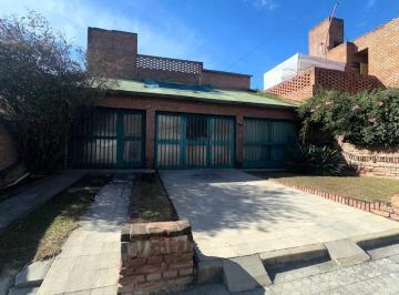 Casa · 207m² · 5 Dormitorios · 2 Cocheras · Villa Siburu* Casa 5 Dorm. con Patio y Cochera