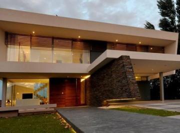 Casa · 150m² · 4 Ambientes · Casa en Venta - 3 Dorm. 2 Baños - 600 m - Mar del Plata