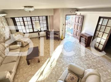 Casa · 227m² · 6 Ambientes · 3 Cocheras · Casa en Venta en Lanús Oeste