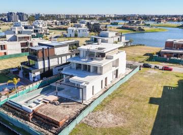 Casa · 444m² · 8 Ambientes · 2 Cocheras · Casa a Estrenar Al Lago de 660 m² con Muelle | Los Puentes Nordelta