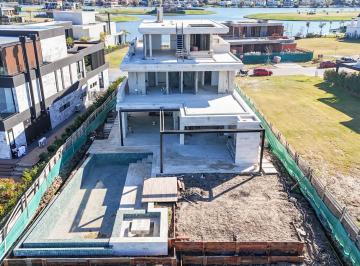 Casa · 444m² · 8 Ambientes · 2 Cocheras · Casa a Estrenar Al Lago de 660 m² con Muelle | Los Puentes Nordelta