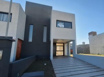 Foto · Dúplex de Categoría Frente a Plaza Valle Cercano Barrio Los Juegos Apto Crédito