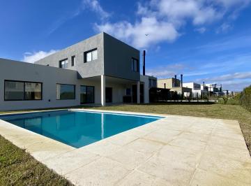 Casa · 203m² · 7 Ambientes · 4 Cocheras · Casa a Estrenar en Riberas - Parquizada - con Piscina - 6 Ambientes