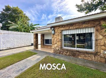 Casa · 200m² · 3 Ambientes · 10 Cocheras · Casa Moderna en Venta con Galpón Moreno