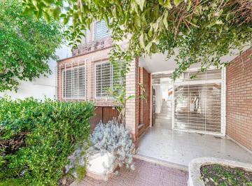Casa · 330m² · 6 Ambientes · 2 Cocheras · Casa 6 Ambientes en Lote Propio 8,66 X 42 con Parque y Piscina en Villa del Parque