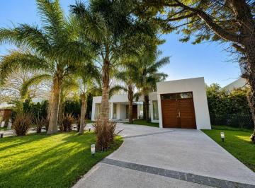 Casa de 5 ambientes, Mar del Plata · Casa en Alquiler en Rumencó