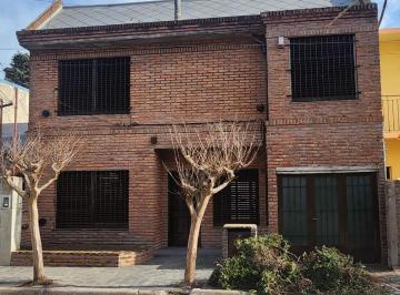 Casa de 5 ambientes, Merlo · Excelente Chalet de 5 Ambientes con Cochera y Jardin a 4 Cuadras Est Padua