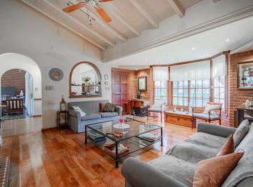 Casa · 489m² · 6 Ambientes · 2 Cocheras · Casa en Venta de 6 Ambientes en Ciudad Evita Chalet de Categoría